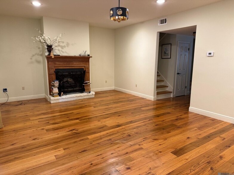 Building Photo - 10127 Runnymede Ave