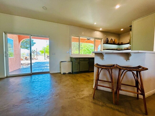 Building Photo - Gorgeous, renovated home on 2 acres in quiet neighborhood.