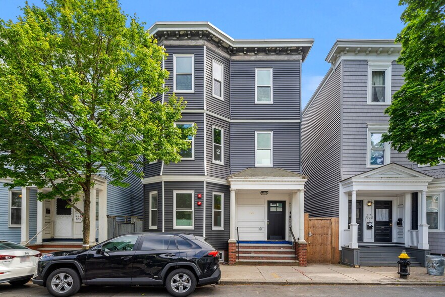 Building Photo - 621 E 8th St