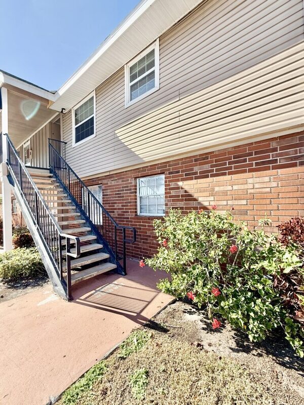 Building Photo - 200 Country Club Dr