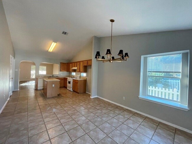 Building Photo - 162 Dressen