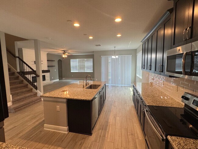 Building Photo - Spacious 5-Bedroom Riverview Home