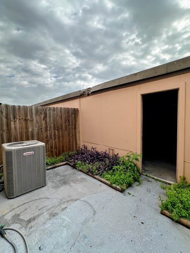 Building Photo - 12400 Brookglade Cir