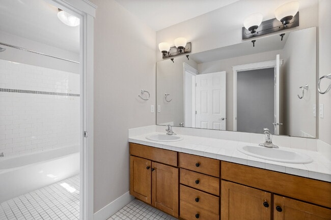Building Photo - Stylish 3 bedroom townhome in Madison Valley!