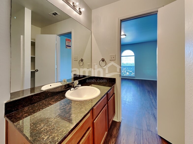 Building Photo - 1607 Tampa Bay Dr