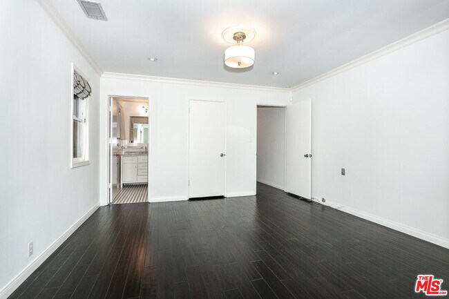 Building Photo - 1210 S Bedford Dr