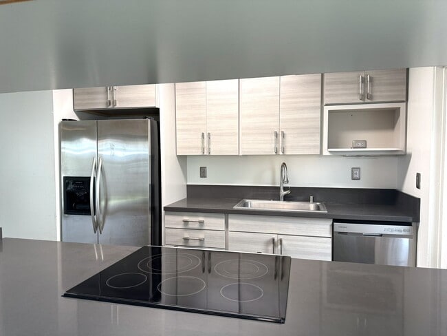 Building Photo - Koko Isle Circle - Renovated 3 bedroom, 2.5 bath townhome with carport