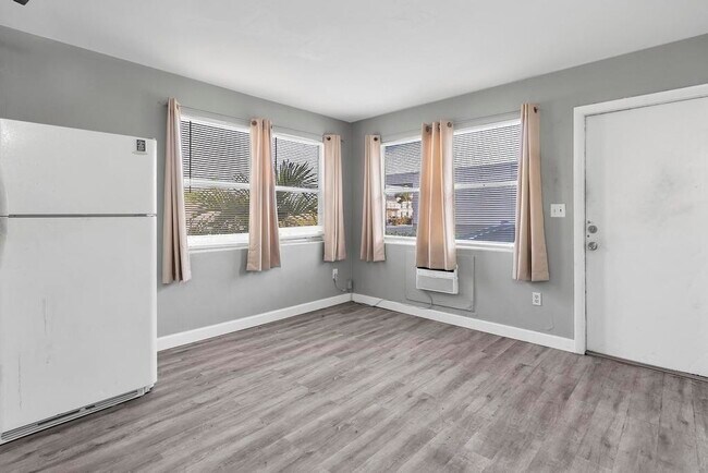 Building Photo - 813 9th Ave N