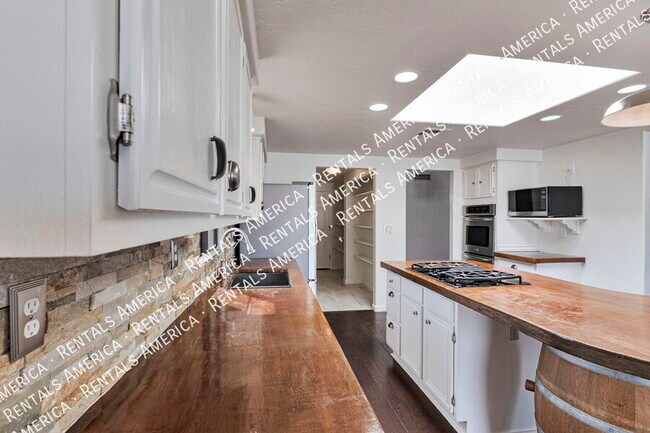 Building Photo - 10698 N Thunder Hill Pl