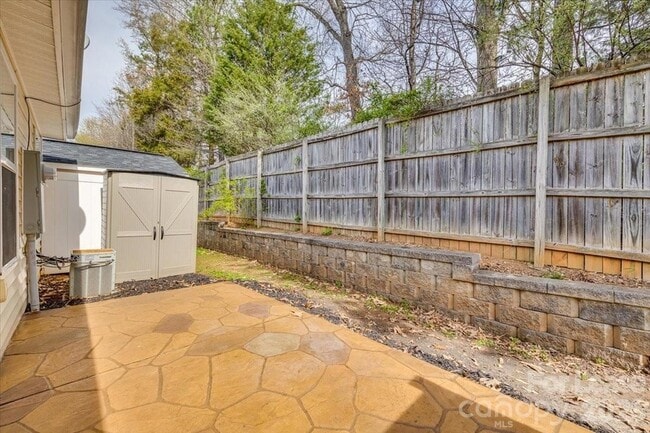 Building Photo - 2052 Shady Pond Dr