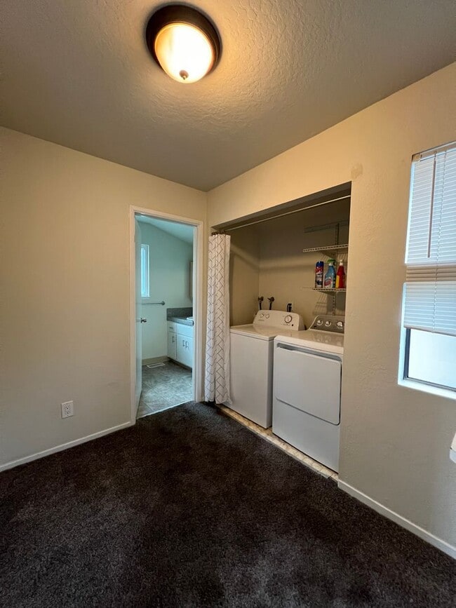 Building Photo - Short walk to the Beach / Available Now / Pets Welcome
