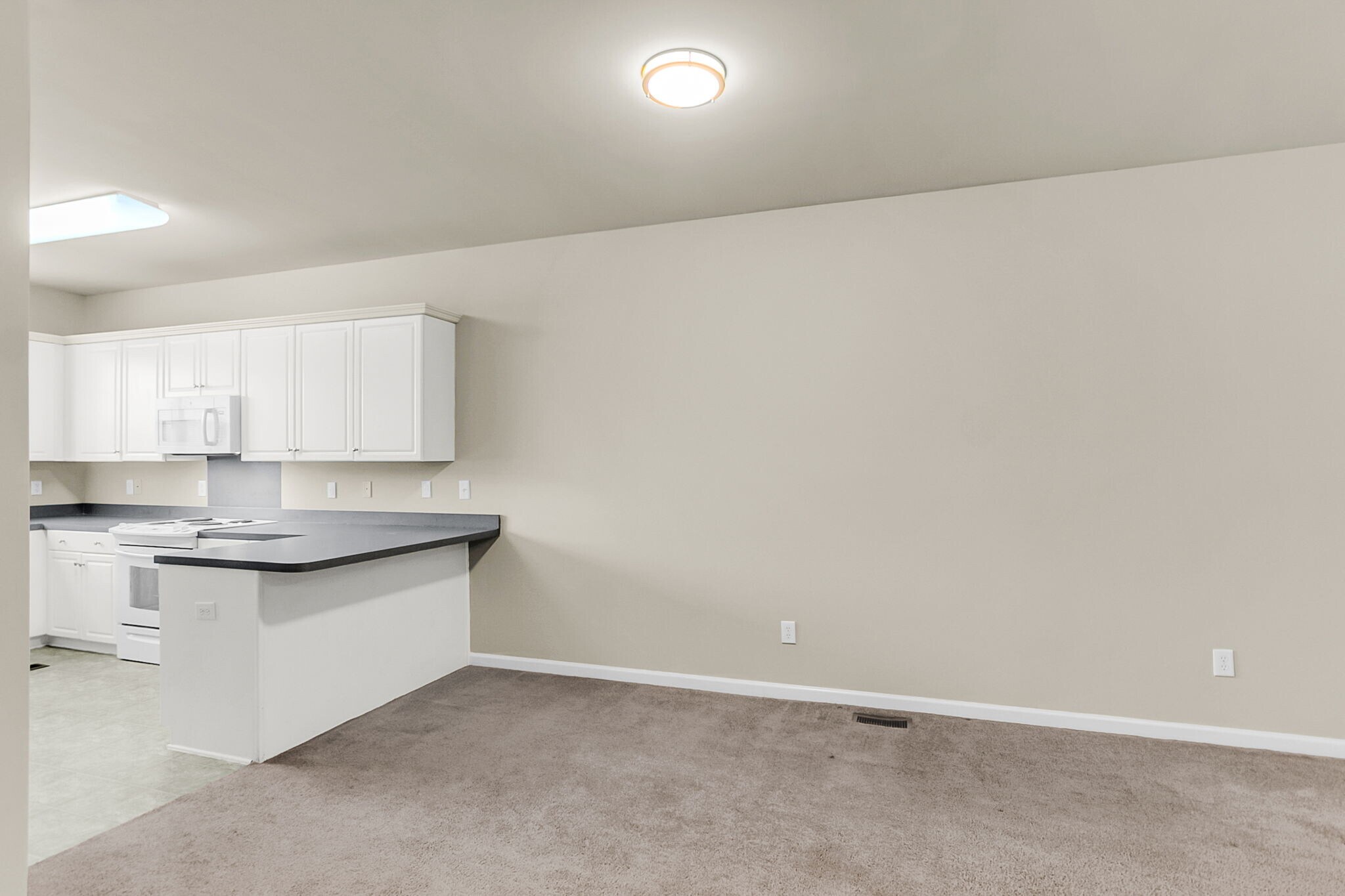 Building Photo - 4668 Palm View Cir