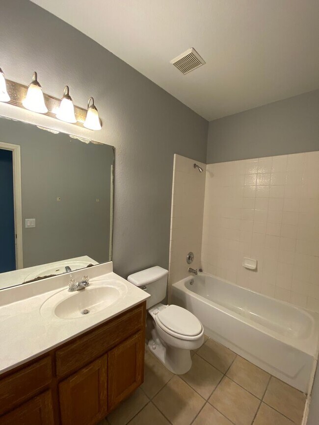 Building Photo - 20412 Farm Pond Ln