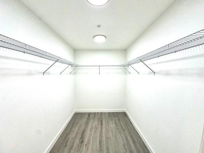 Building Photo - 1900 NW 1st Pl