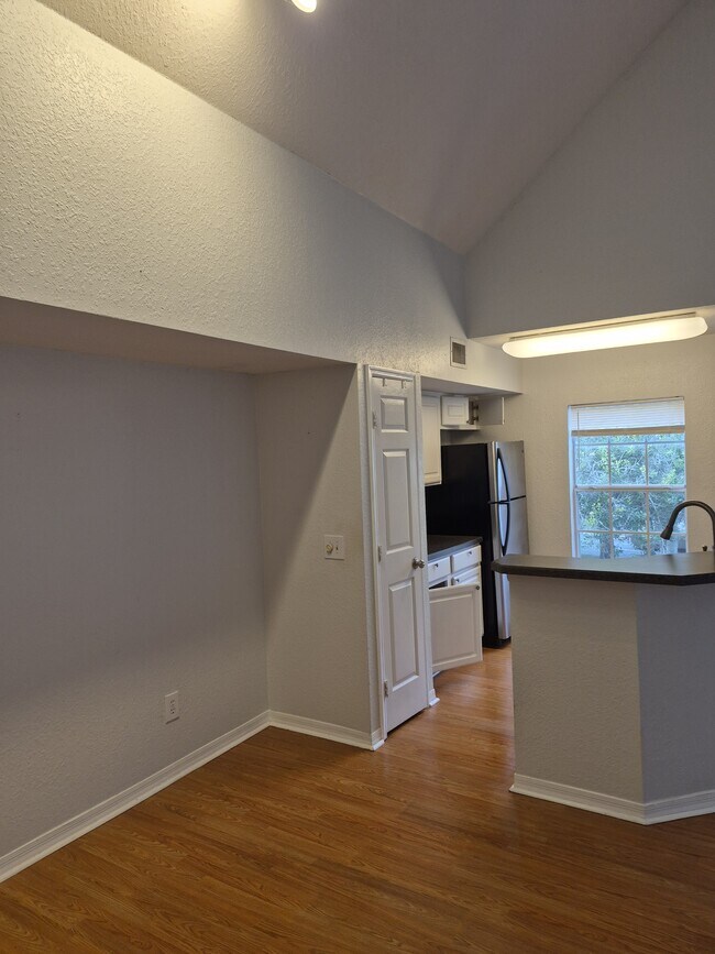 Building Photo - 13700 Richmond Park Dr N