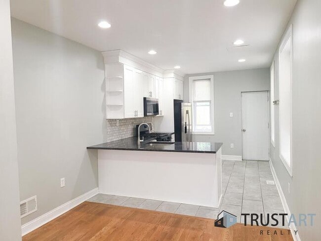 Building Photo - 3 bedroom/2 bath House in Brewerytown, Phi...