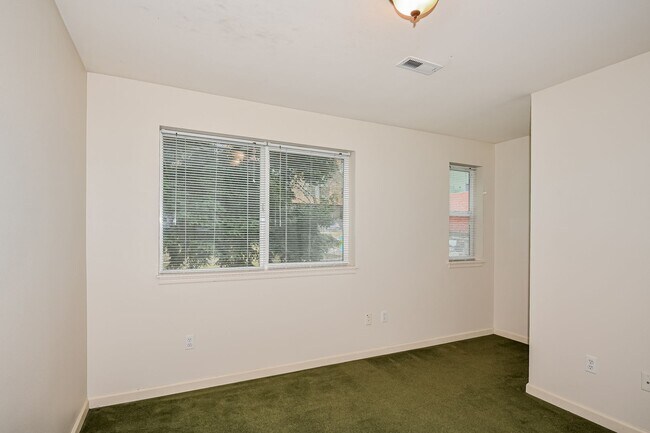 Building Photo - Leasing NOW -- Excellent 7 Bedroom/3 Bathroom Unit Near UW