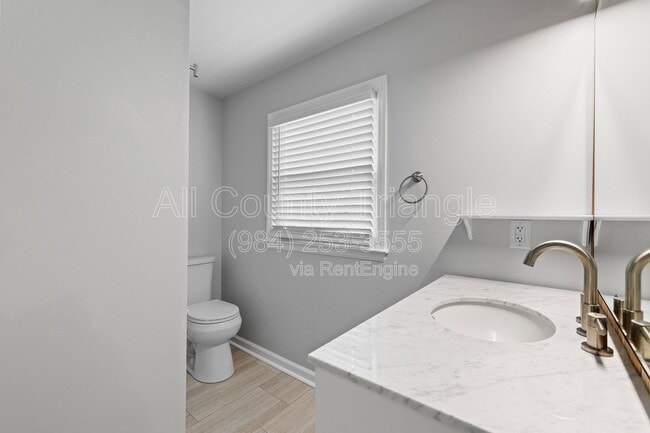 Building Photo - 5105 Pine Dr