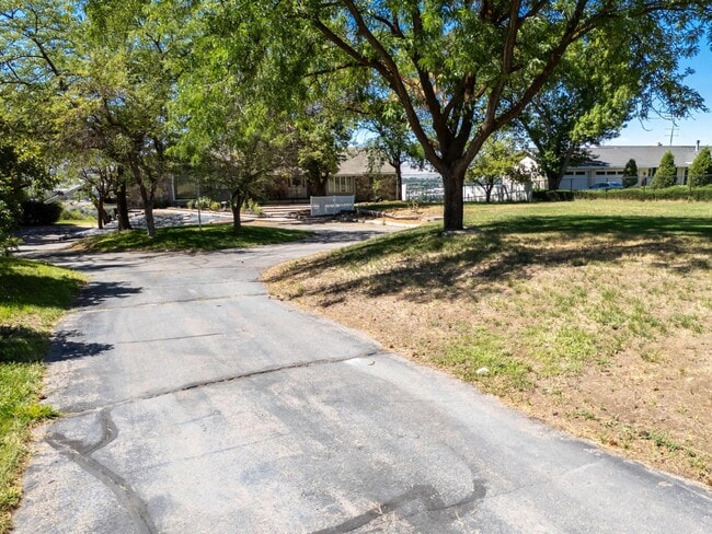 Building Photo - 531 Edgehill Dr