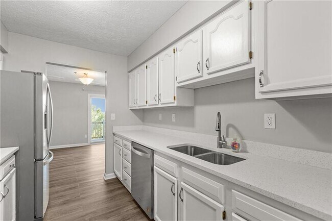 Building Photo - 250 Meadowview Dr