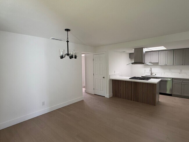 Building Photo - 401-403 Elizabeth Way