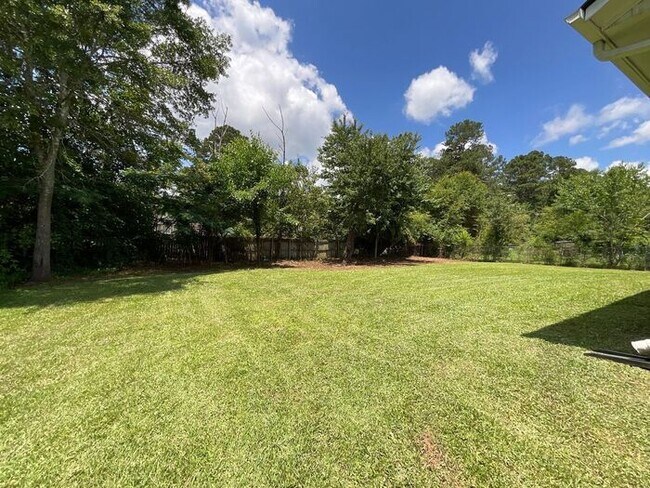 Building Photo - Stylish 3-Bedroom with Expansive Yards in ...