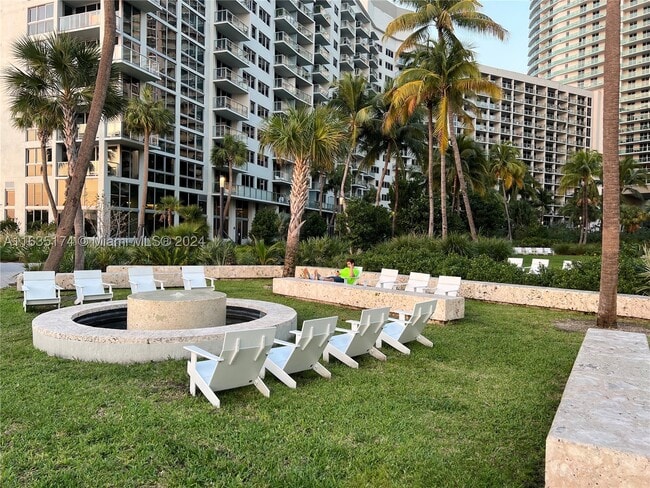 Building Photo - 1500 Bay Dr E