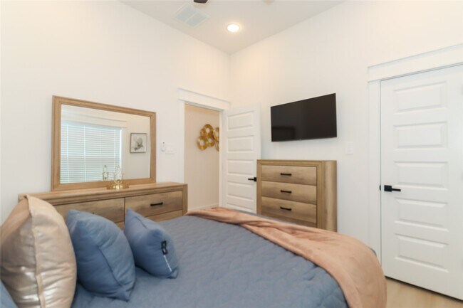 Building Photo - 4902 Higgins St