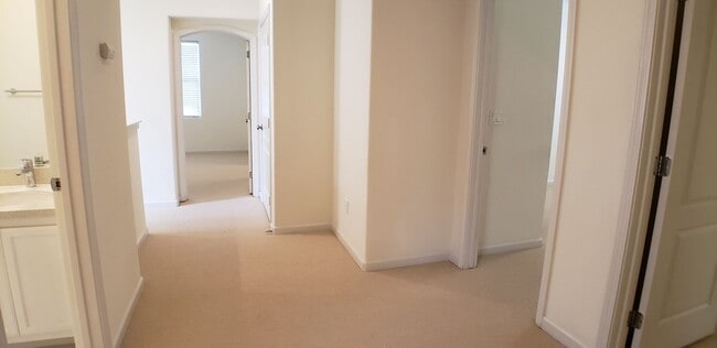 Building Photo - Spectacular 4 bedroom, 2.5 bath home on private lane