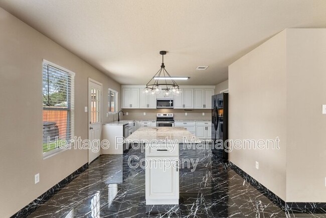 Building Photo - 5819 Providence Oak