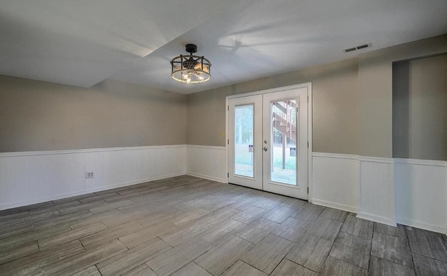 Building Photo - Beautiful 5 bedroom 2.5 bathroom country l...