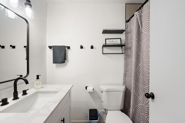 Building Photo - 2309 W Colter St