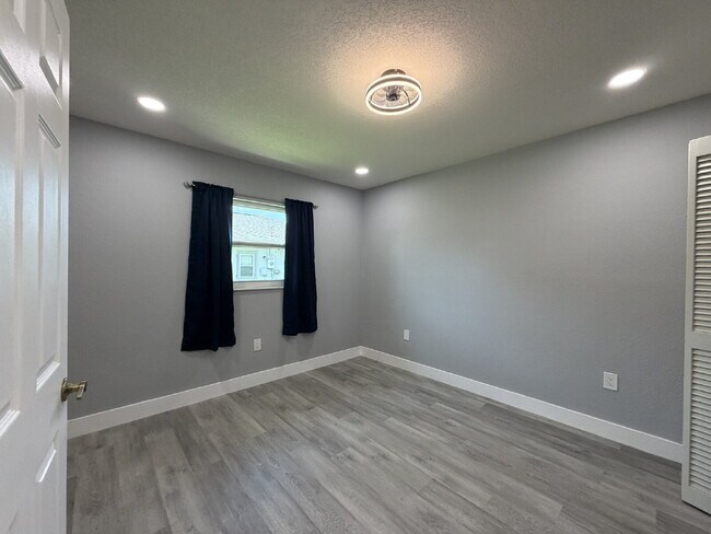 Building Photo - "Charming 3-Bedroom Retreat with 2 Full Baths on Aurora St NW!"