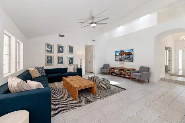 Building Photo - 53245 Avenida Martinez