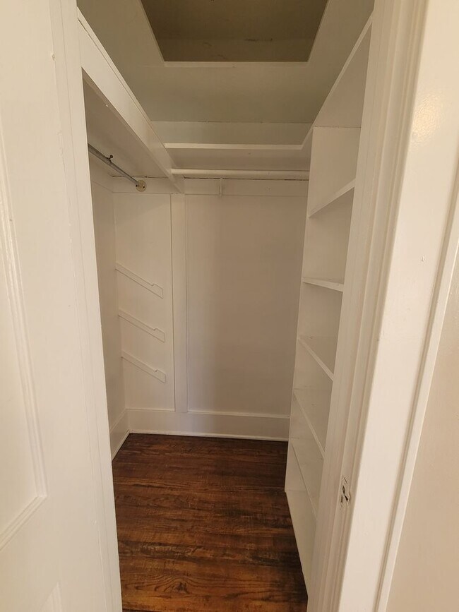 Building Photo - Spacious Blackstone Three Bedroom!