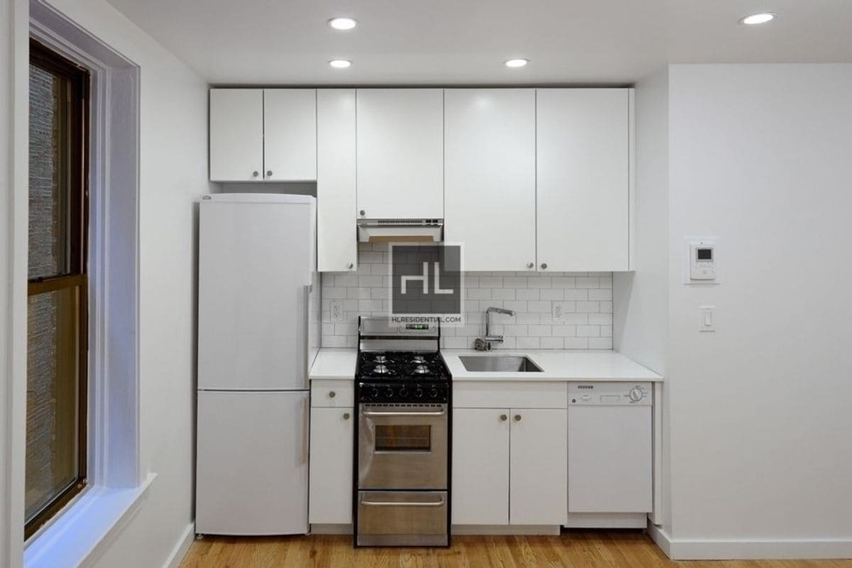 Building Photo - LEROY ST.