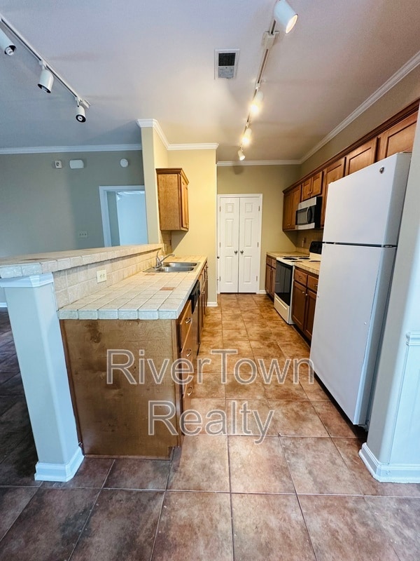 Building Photo - 641 Gookin Pl