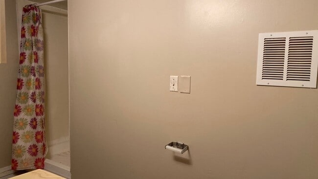 Building Photo - Spacious 2 Bedroom Southside Holland