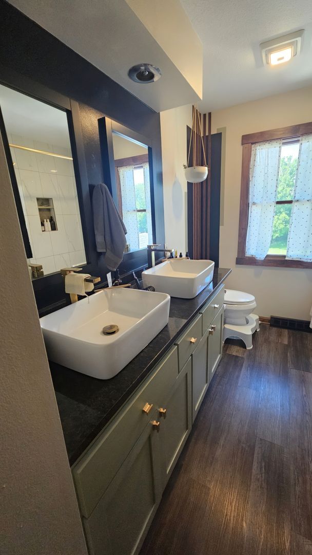 Building Photo - Charming 4-Bedroom Remodeled Home in Quiet...