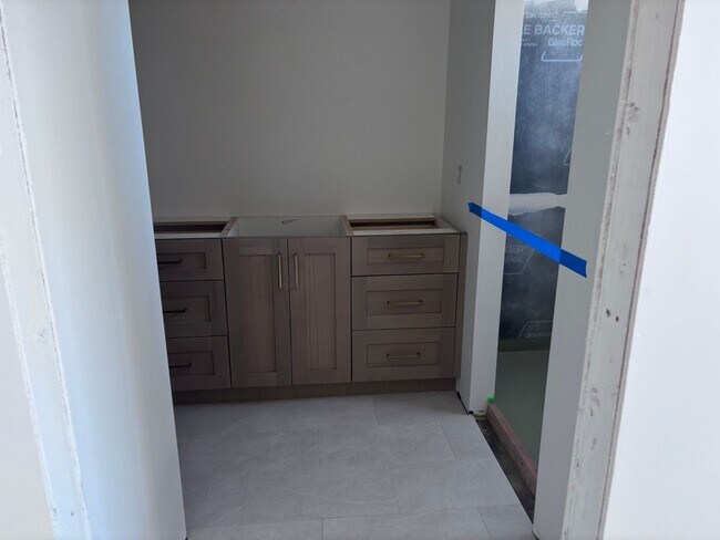 Building Photo - Beautiful 2 story with 6 bedrooms and swimming pool