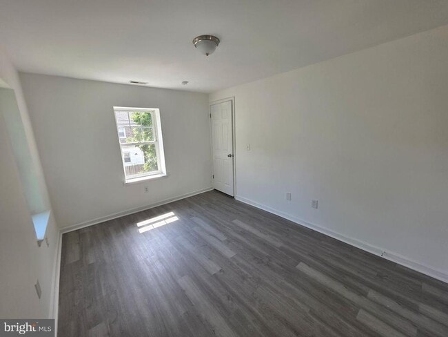 Building Photo - 3005 Essex Rd