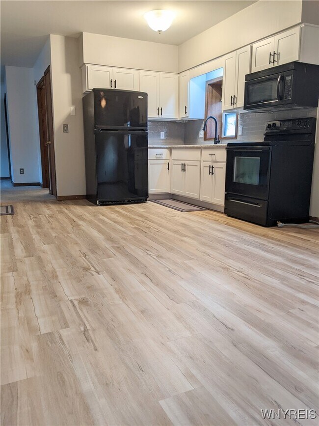 Building Photo - 6926 Maple Dr