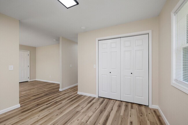 Building Photo - 1649 N Patterson Ave