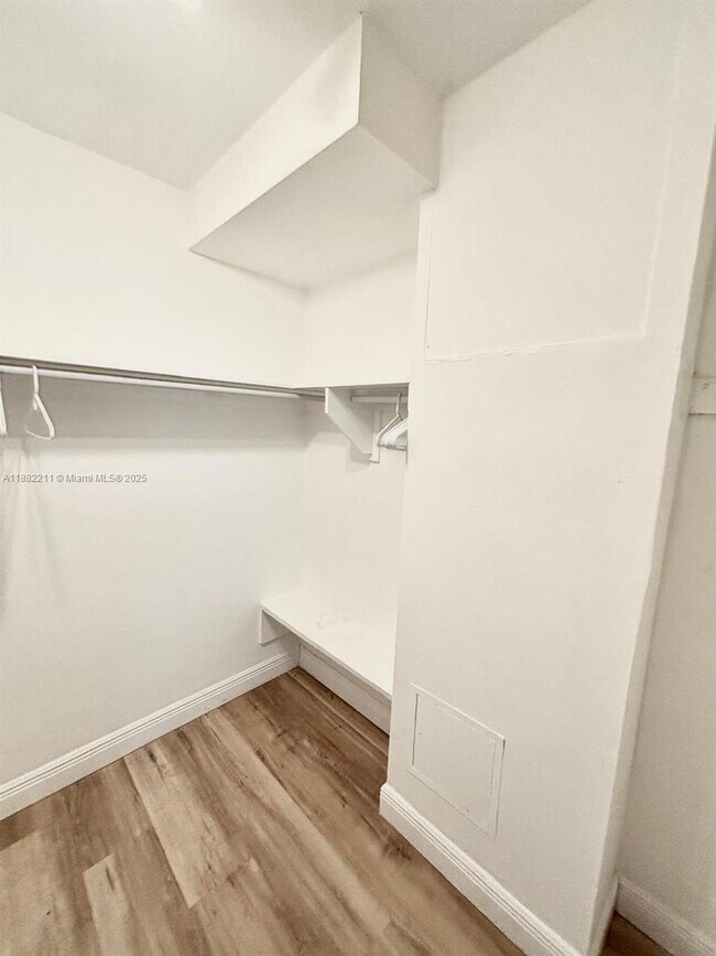 Building Photo - 801 Brickell Bay Dr