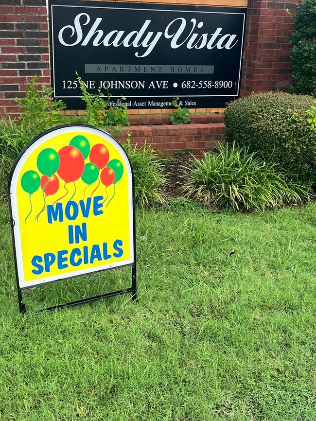 Building Photo - 2nd floor apartment water included! walkin...