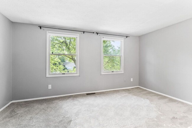 Building Photo - Special Offer – One Week Free Rent!