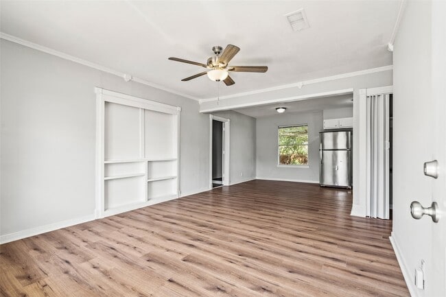 Building Photo - 810 S Western Hls Dr