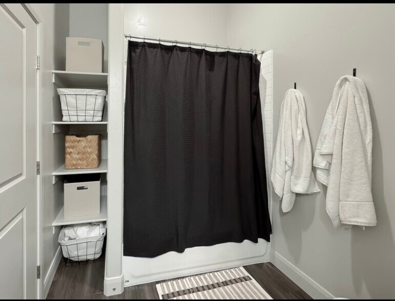 Building Photo - 128 N Lone Rock Dr