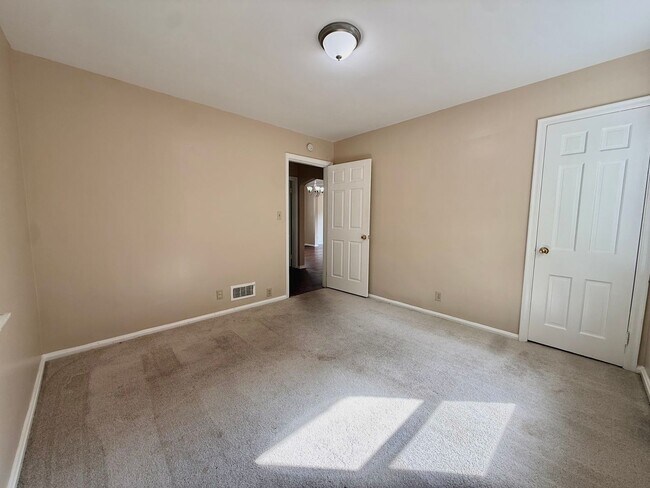 Building Photo - 2650 Cedarbrook Dr