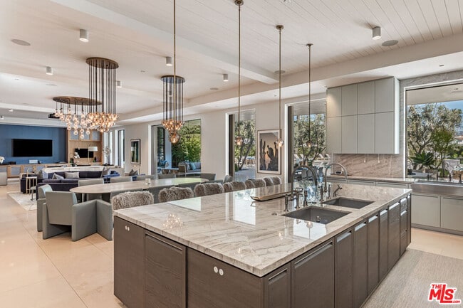 Building Photo - 618 N Beverly Dr